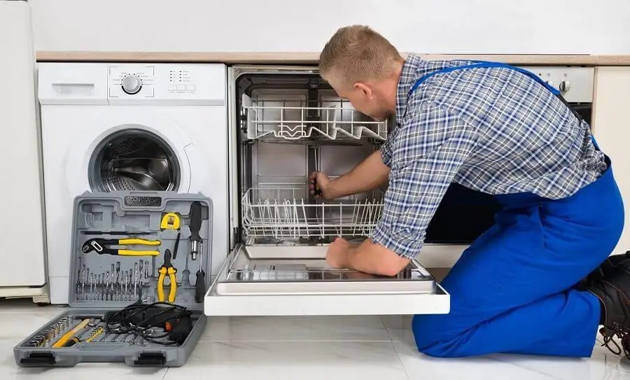 Söğütlü Midea servisi teknisyen ekibi beyaz eşya tamiri yaparken
